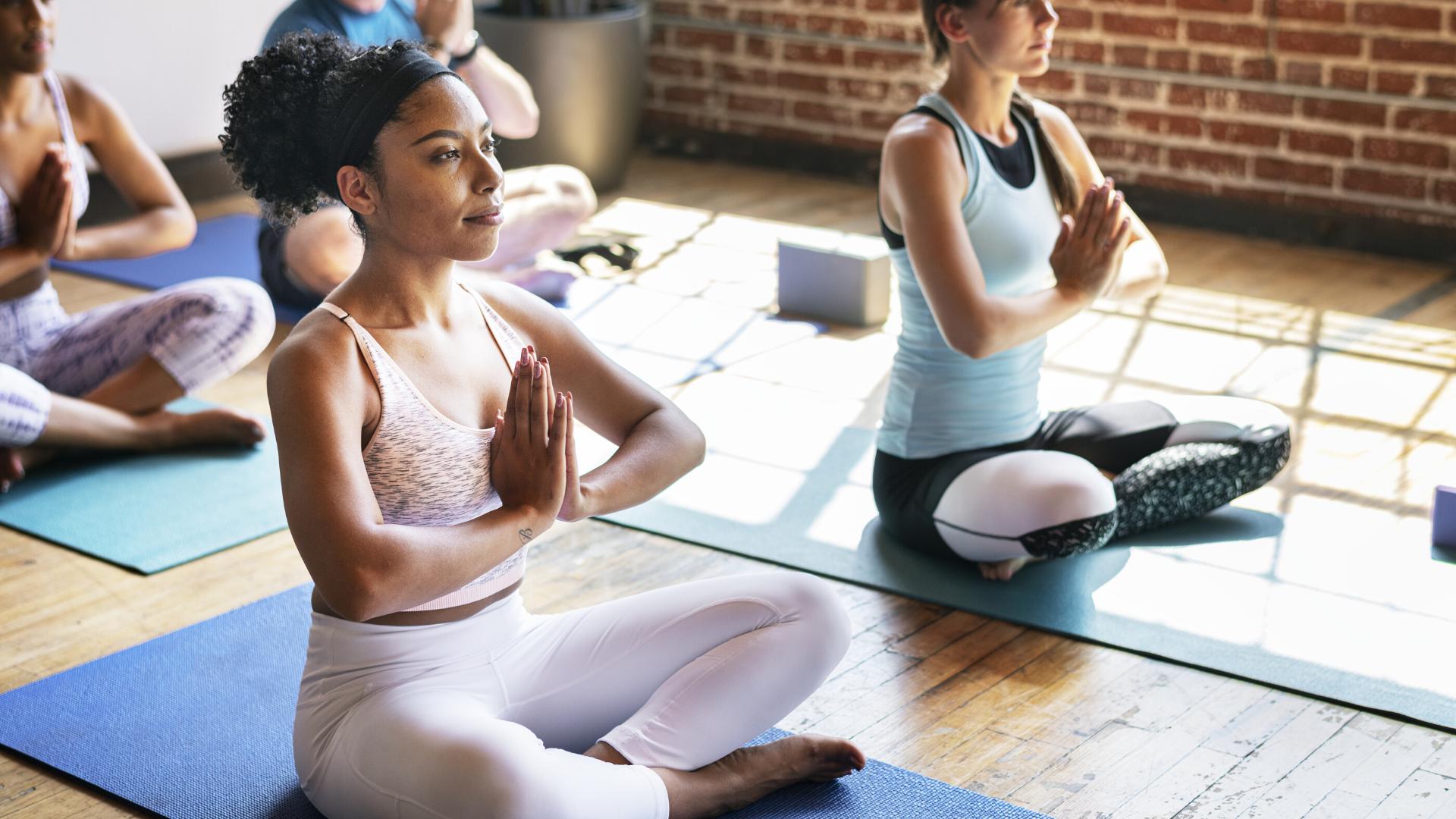 beginner_yoga_students_practicing_meditation_and_pranayama_in_yoga_class