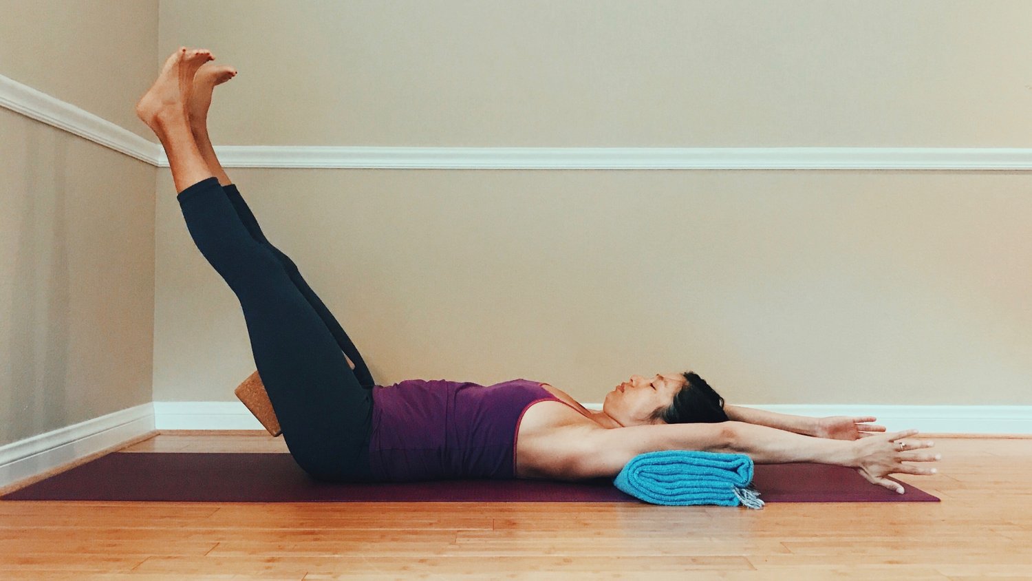 Diastasis Recti, Yoga sequence for Diastasis Recti, Yoga at the wall, Yoga Practice tips, Yoga for Women, PostPartum Yoga, arm and leg variations of the pose