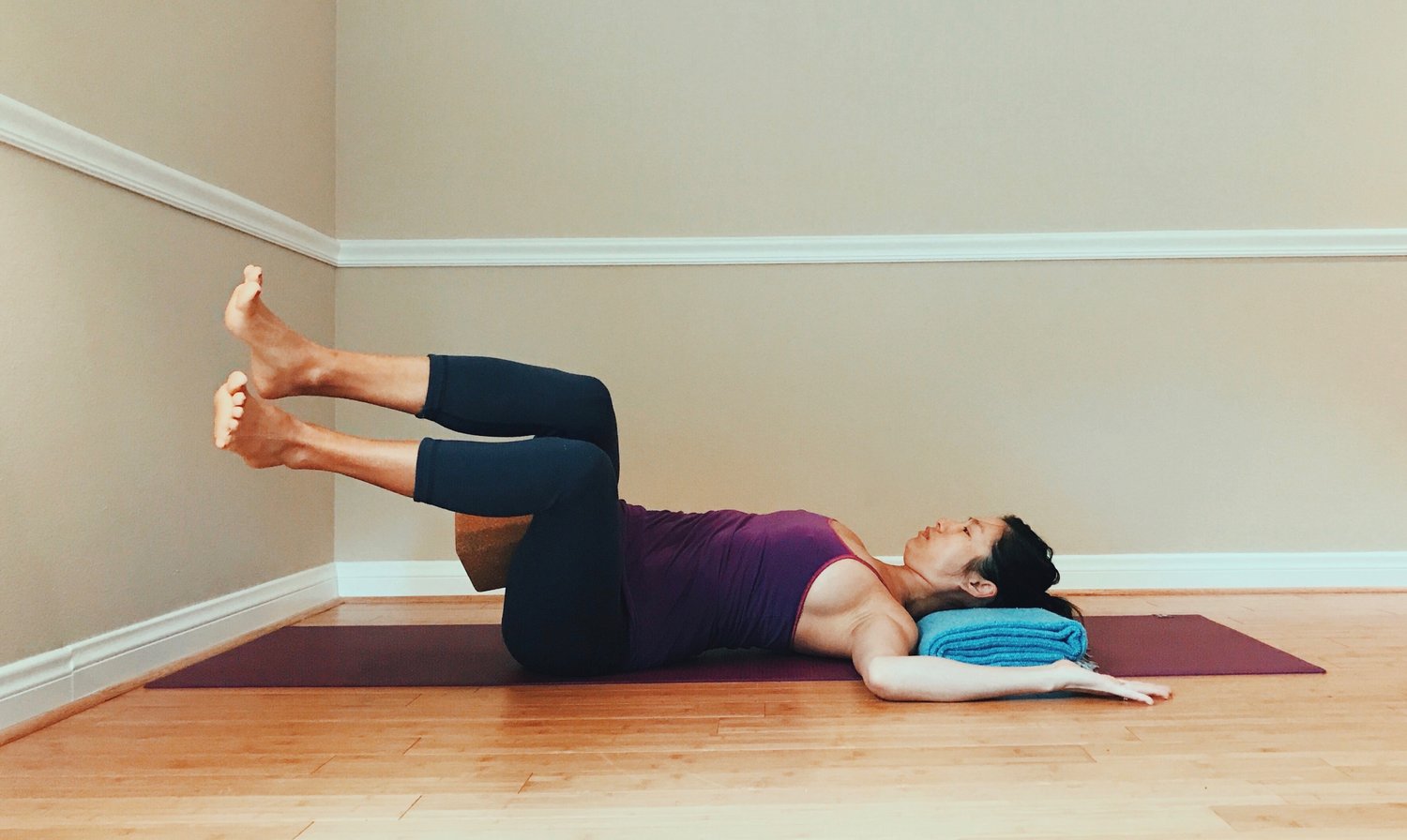 Diastasis Recti, Yoga sequence for Diastasis Recti, Yoga at the wall, Yoga Practice tips, Yoga for Women, PostPartum Yoga, Variation with a twist