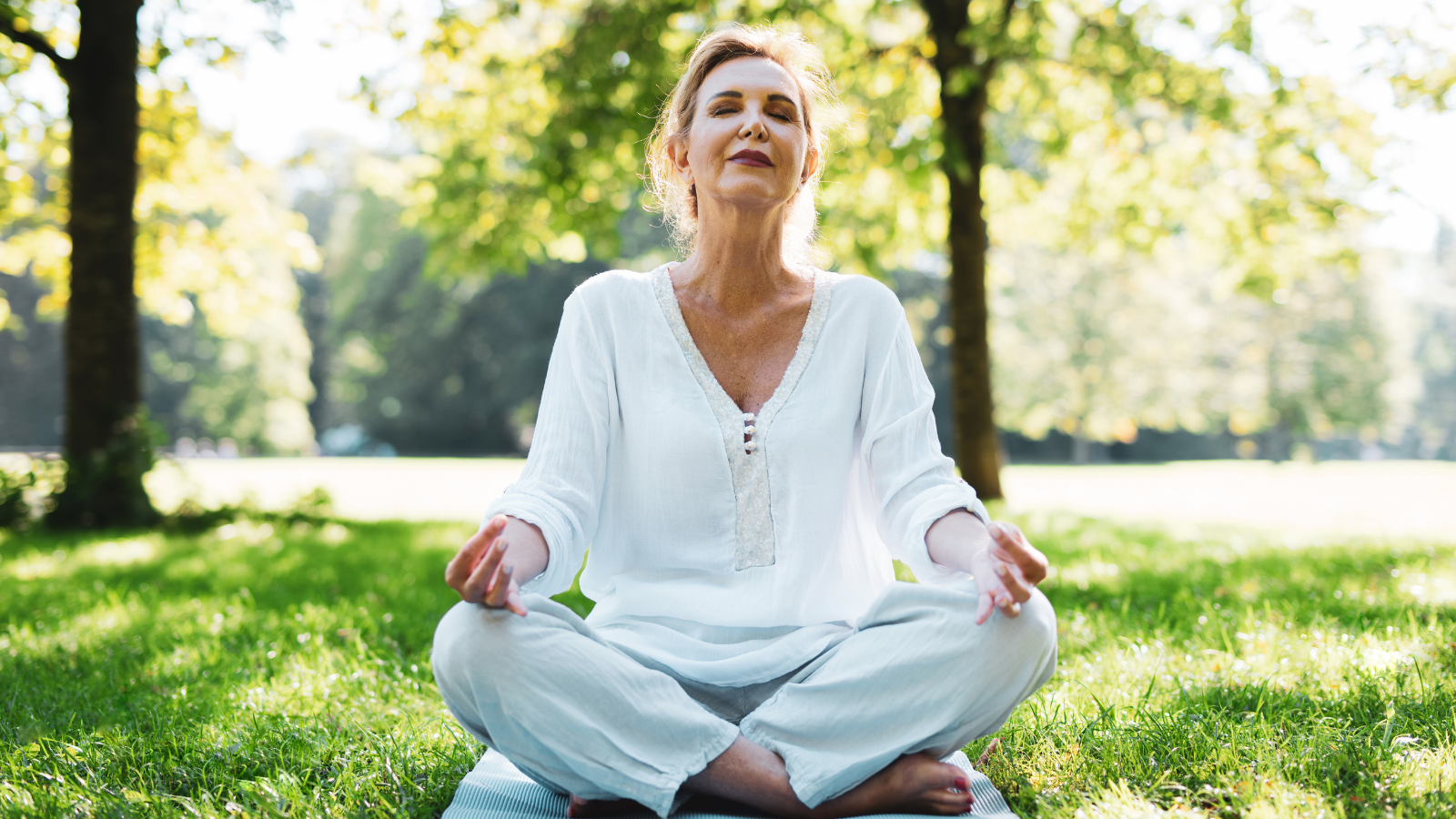 older yoga student using utilizing tips for mindfulness practice